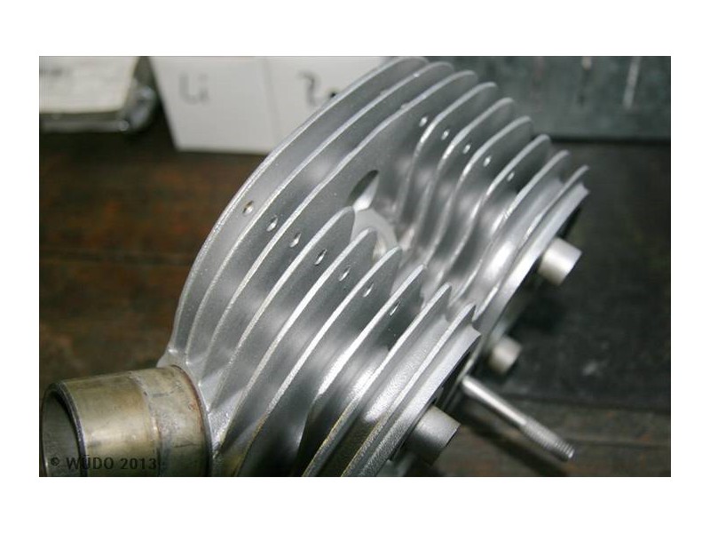 Sauberer Kopf wartet auf Spannstifte aus Edelstahl