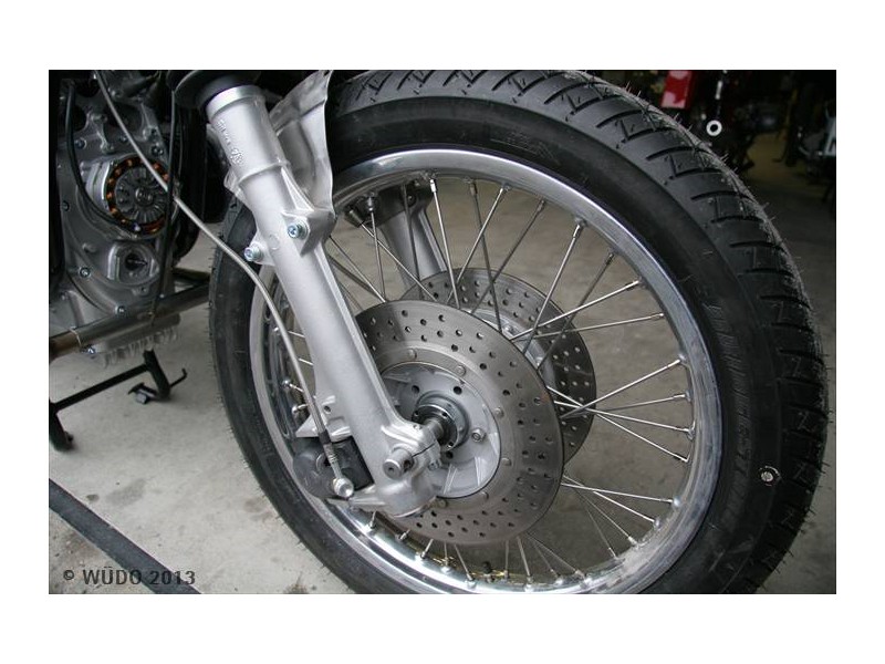 Bremse überholt, Gabel aufgearbeitet, Räder mit VA Speichen und den polierten Felgen