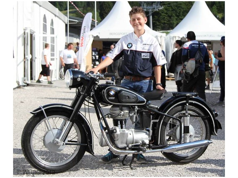 Stolz präsentiert Danny Wüstenhöfer seine restaurierte R 25/3 in Garmisch.