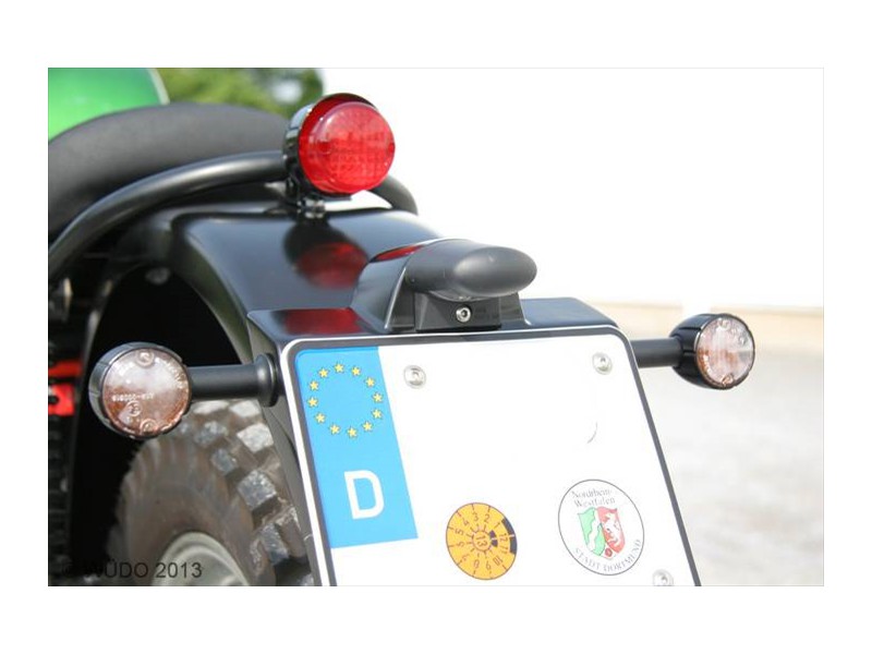 Die Schlußleuchte neu positioniert und die Stromversorgung verdeckt ausgeführt, ein Kennzeichenträger angefertigt