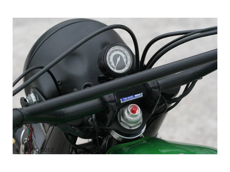 Das Motogadget-Instrument hat leider eine Kontrolle zu wenig, Ladekontrolle ausgelagert