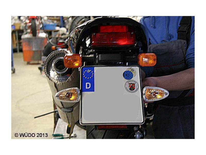 Die Blinker würden von der Auspuffanlage angeblasen und mussten versetzt werden
Anhalten und schaun wie es aussieht