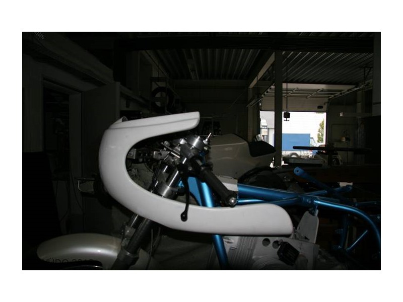 Verkleidungshalter roh zusammengebaut, Verkleidung angepasst