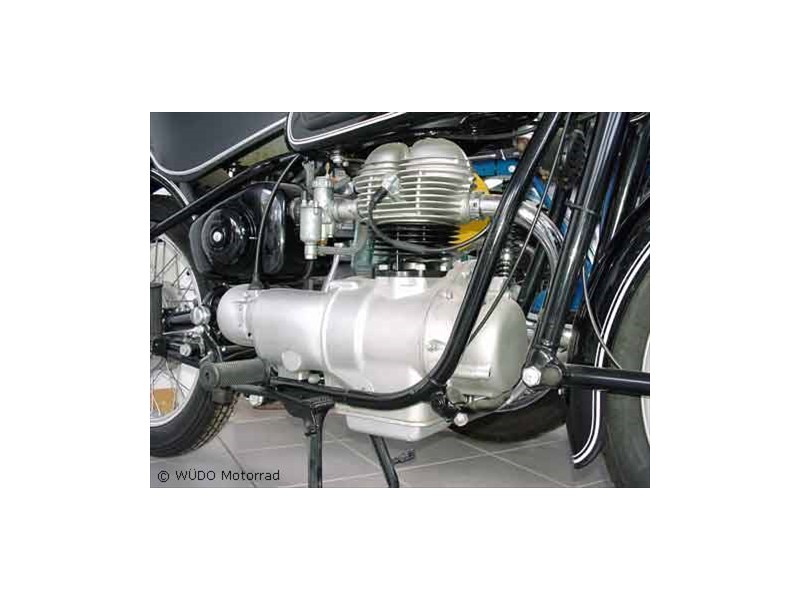 Motor und Getriebegehäuse gestrahlt alle Lager und Simmeringe erneuet
Zylinder gebohrt und mit neuem Kolben versehen
Zylinderkopf überholt