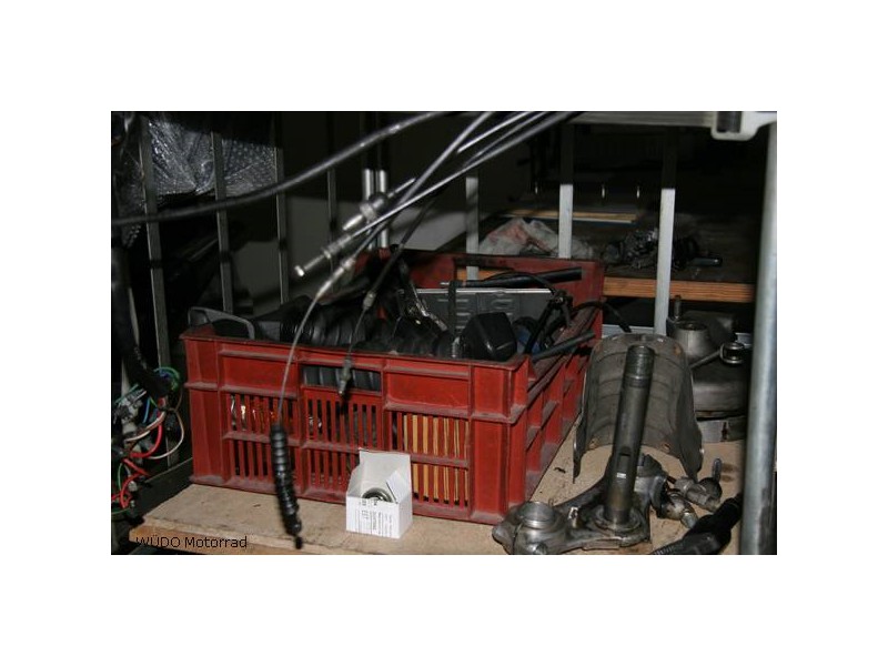 Zerlegt und zur Bearbeitung im und ausser Haus verteilt