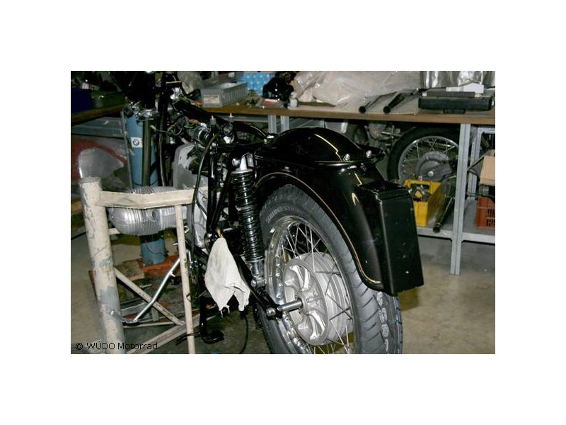 Räder mit gestrahlten Naben, neuen Lagern, polierte Felgen mit
VA-Speichen, neue Reifen und erste Lackteile