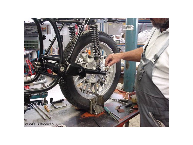 Schwinge mit neuen Lagern eingebaut, lackiertes Rad mit Reifen 