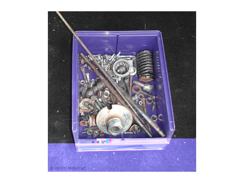 Angeliefertes Motorrad zerlegt, Einzelteile begutachtet und Rahmen, Kotflügel und alle zu lackierenden Teile zur weiteren Bearbeitung vergeben