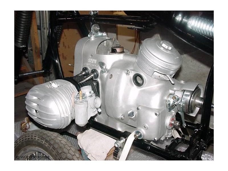 Motor zerlegt, gereinigt Einzelteile geprüft und vermessen, alle Gehäuseteile gestrahlt, Motor anschließend mit div neuen und aufgearbeiteten Teilen neuen Lagern und Dichtungen wieder komplettiert