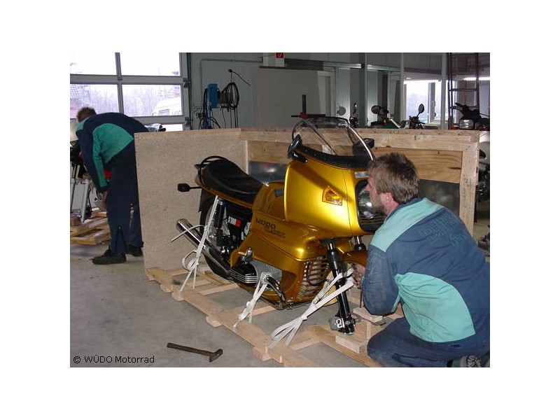 Nach Probefahrt in Transportkiste verpacken für den Weg nach Japan